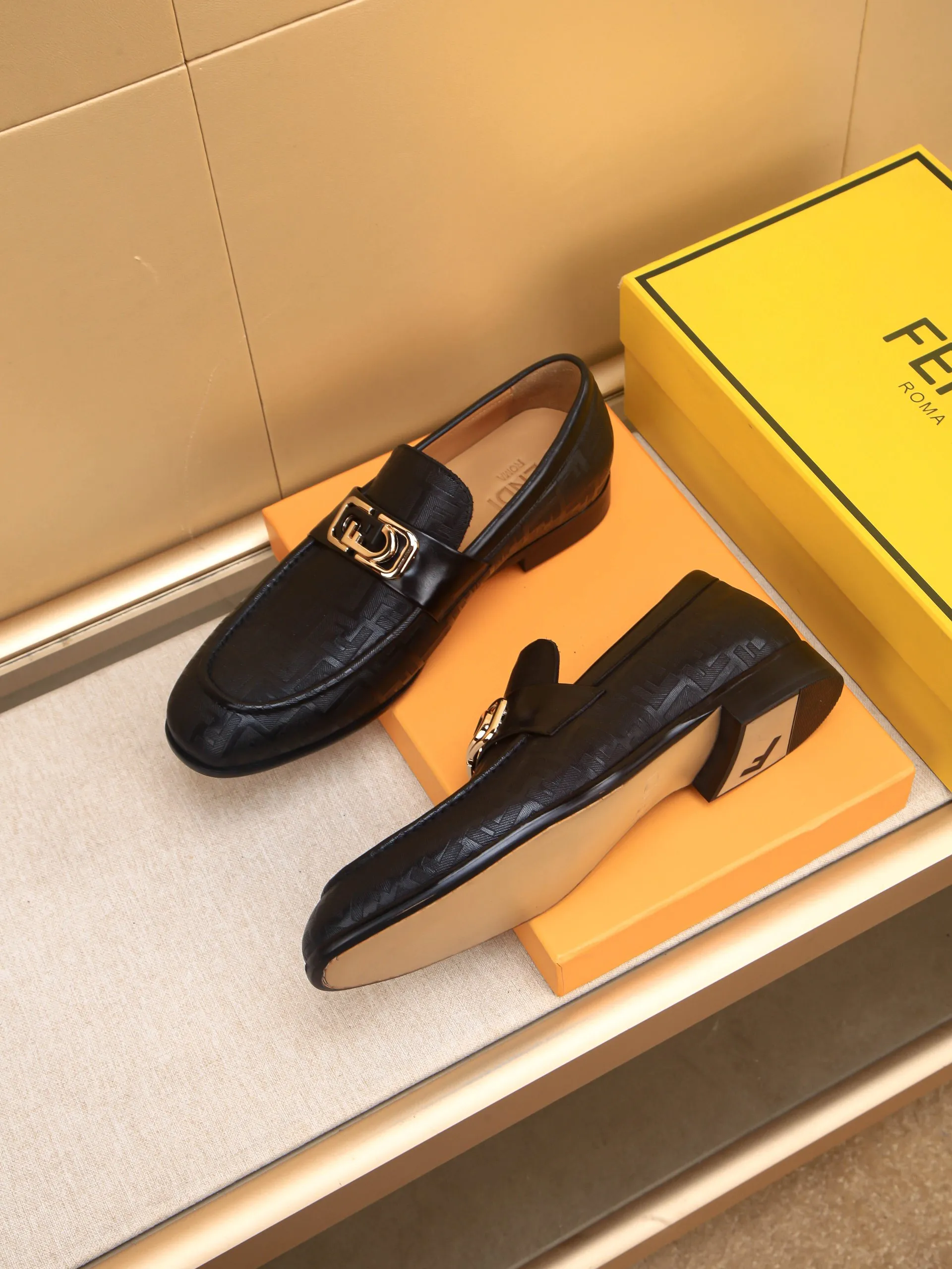 Men's shoes💰460 🕷🕷【FENDI】The latest men's formal leather shoes🇨🇳Classic series not to be missed💯The first layer is made of imported first-layer cowhide☘Original quality, the leather is smooth and delicate🎋Awesome version, perfect streamlined outline🍇🐮Leather lining, code number 39-44...(customized at 38.45.46.47)